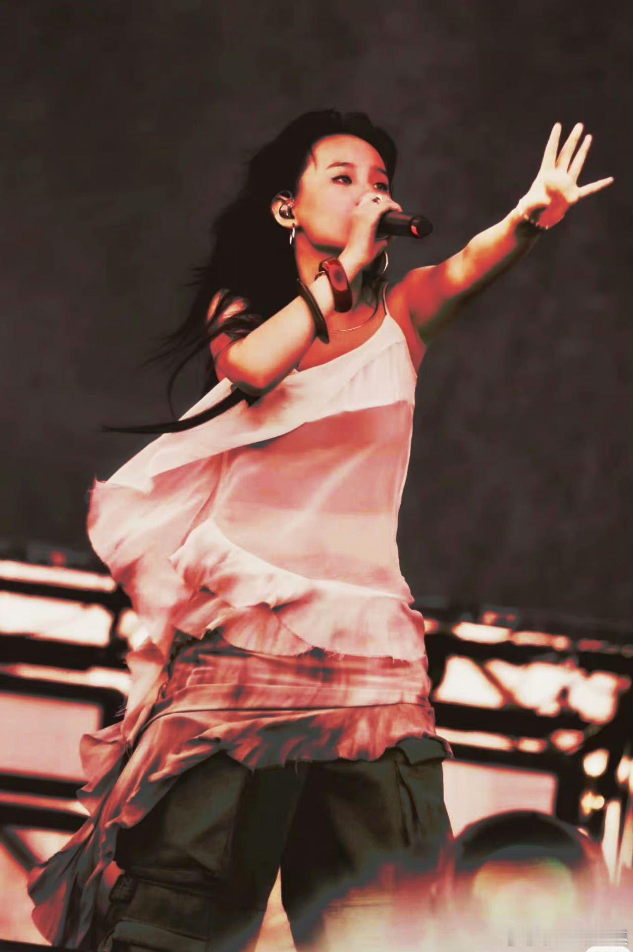 #张钰琪舞台一秒变个色##闪亮星电音#在《世界与想象不一样》中，不仅舞美让人感到