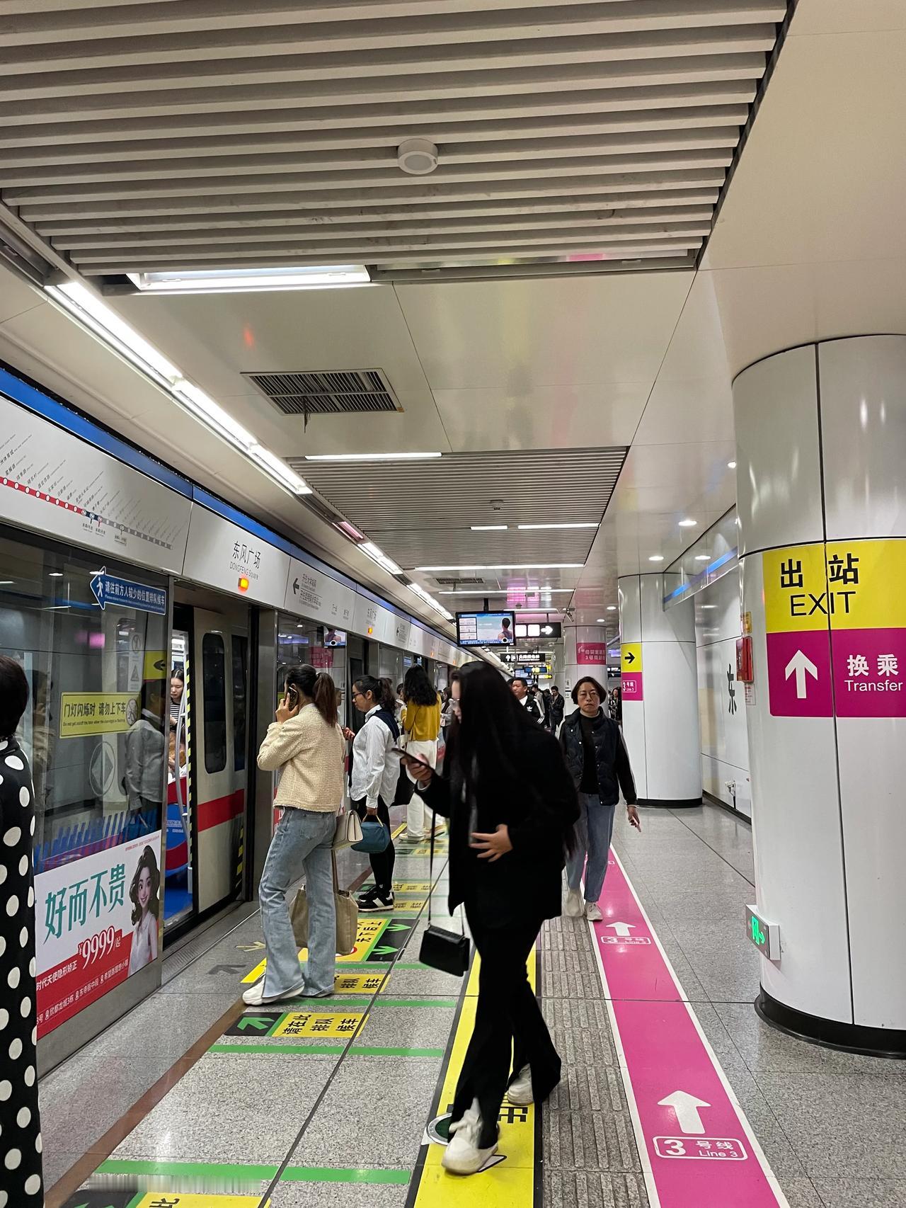 
早早起床出去办事，事情办完，返回途中拍拍拍。[耶]