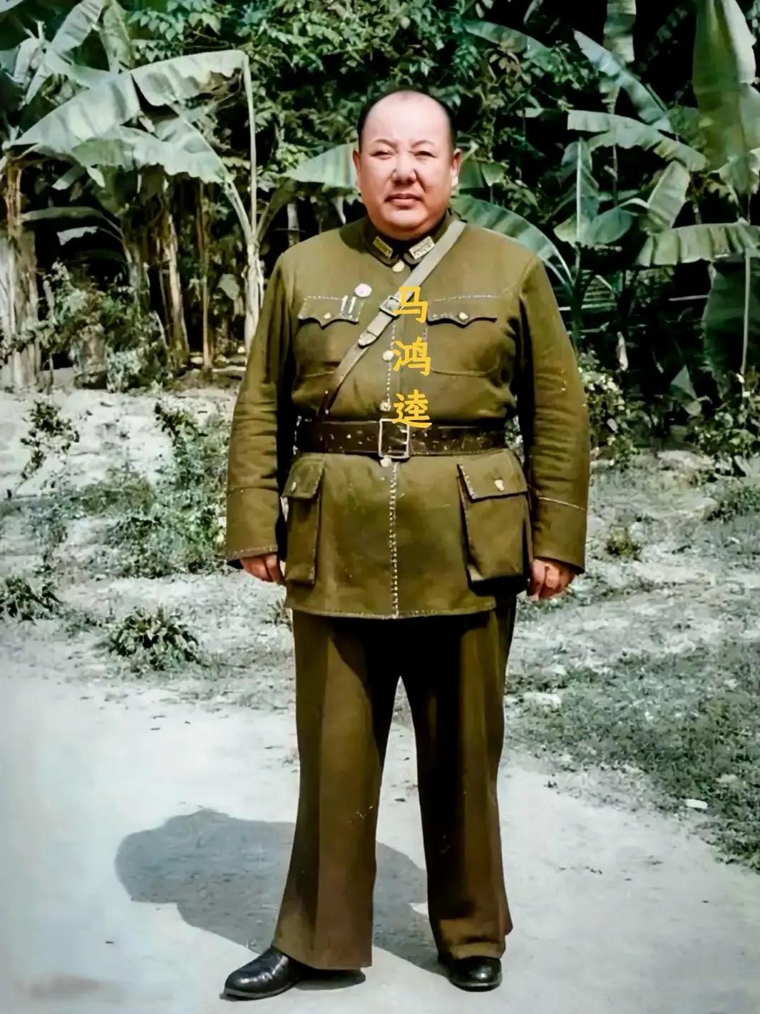 40年代，马鸿逵在重庆的一张留影，镜头中他穿着军装，五大三粗，腰带都勒不住硕大的