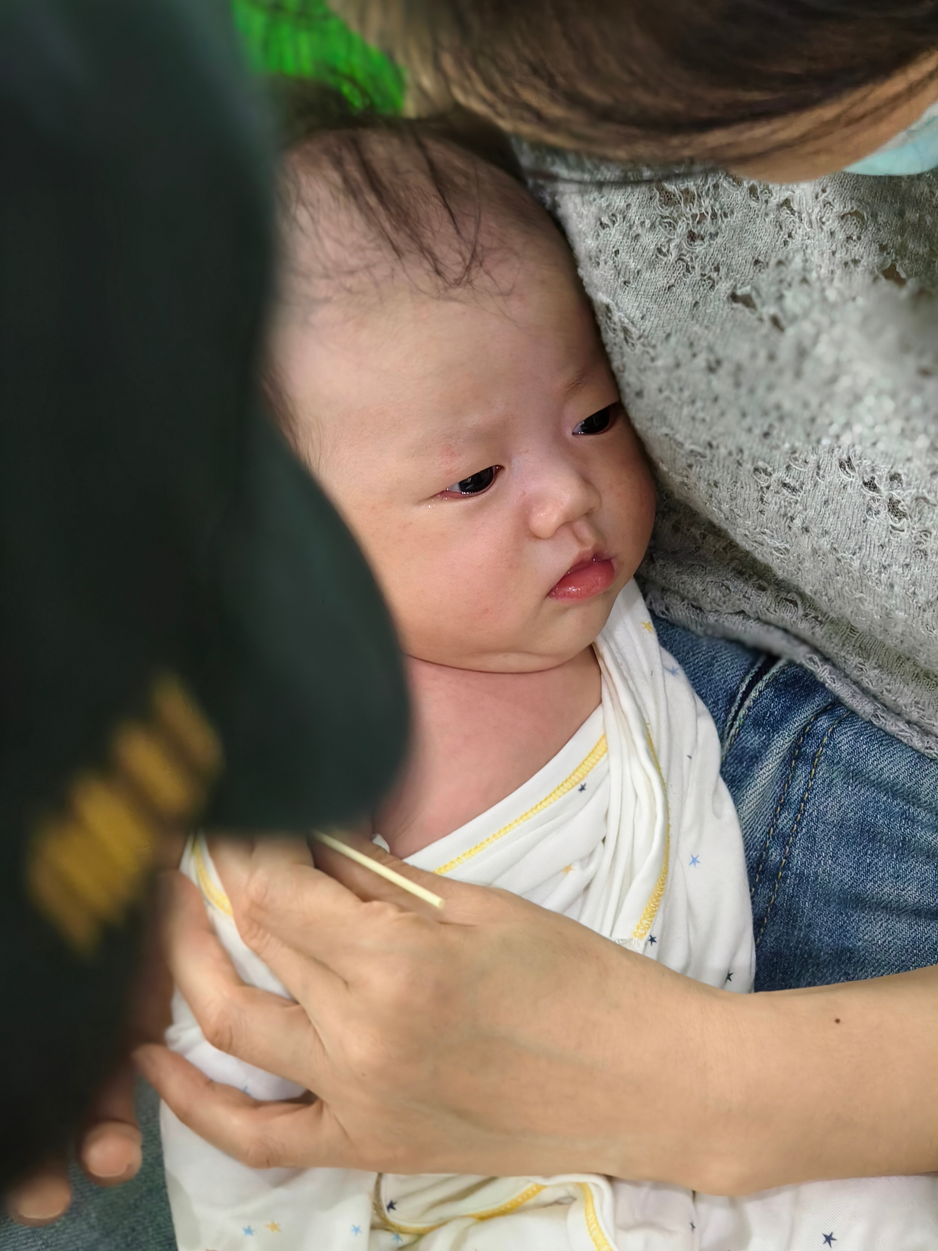 我家宝宝第一次打疫苗没哭，还挺坚强[馋嘴] 就是眼睛里带了点泪花～ ​​​