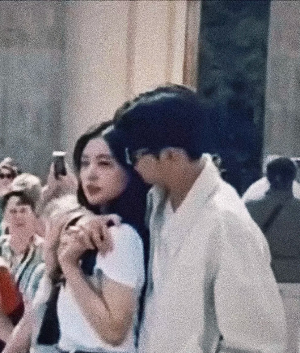 这到底是拍戏还是来旅游的xql啊，可见双金互动的自然程度，路过的蚂蚁都得说配一脸