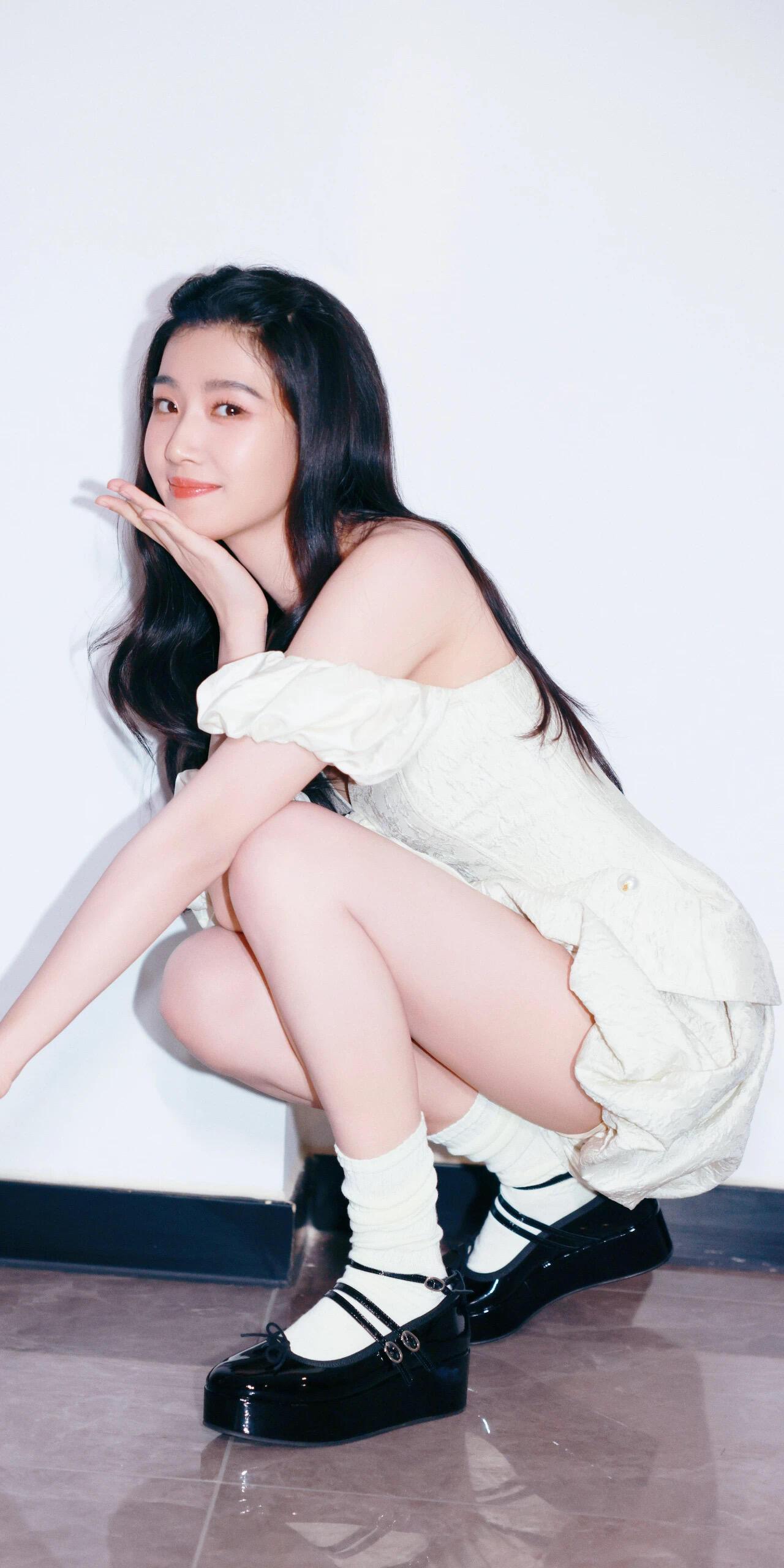 卢昱晓
葫芦形的钻坠
在锁骨间闪着细碎的星
你拨弄发丝的瞬间
连影子都学会了温柔