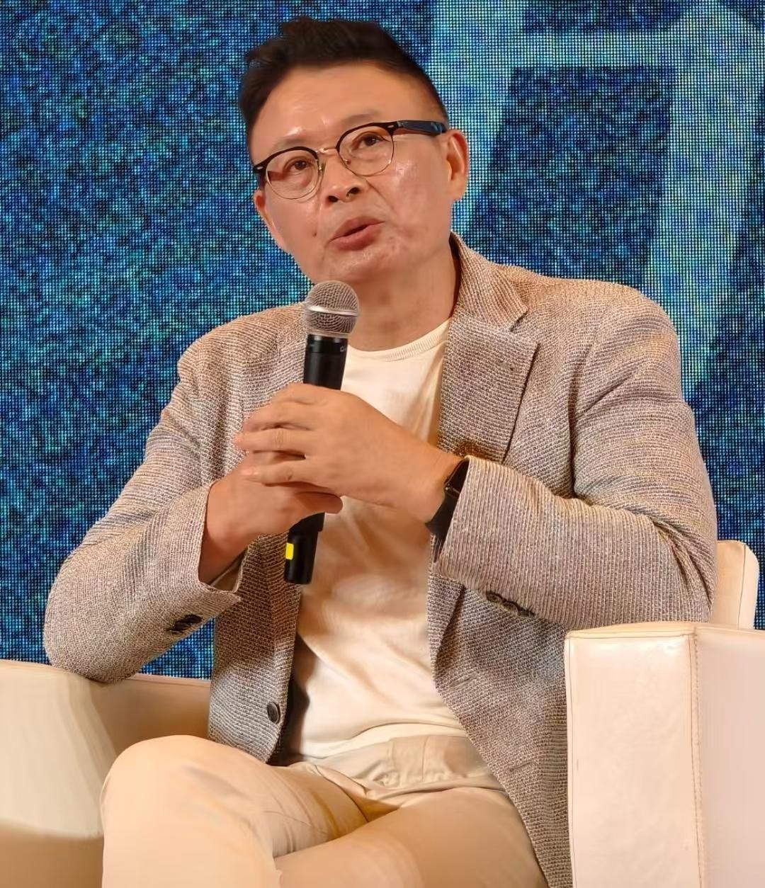 《人生海海》麦家说：
“记住，永远用行为去确定关系，
而不是用关系去包容行为。