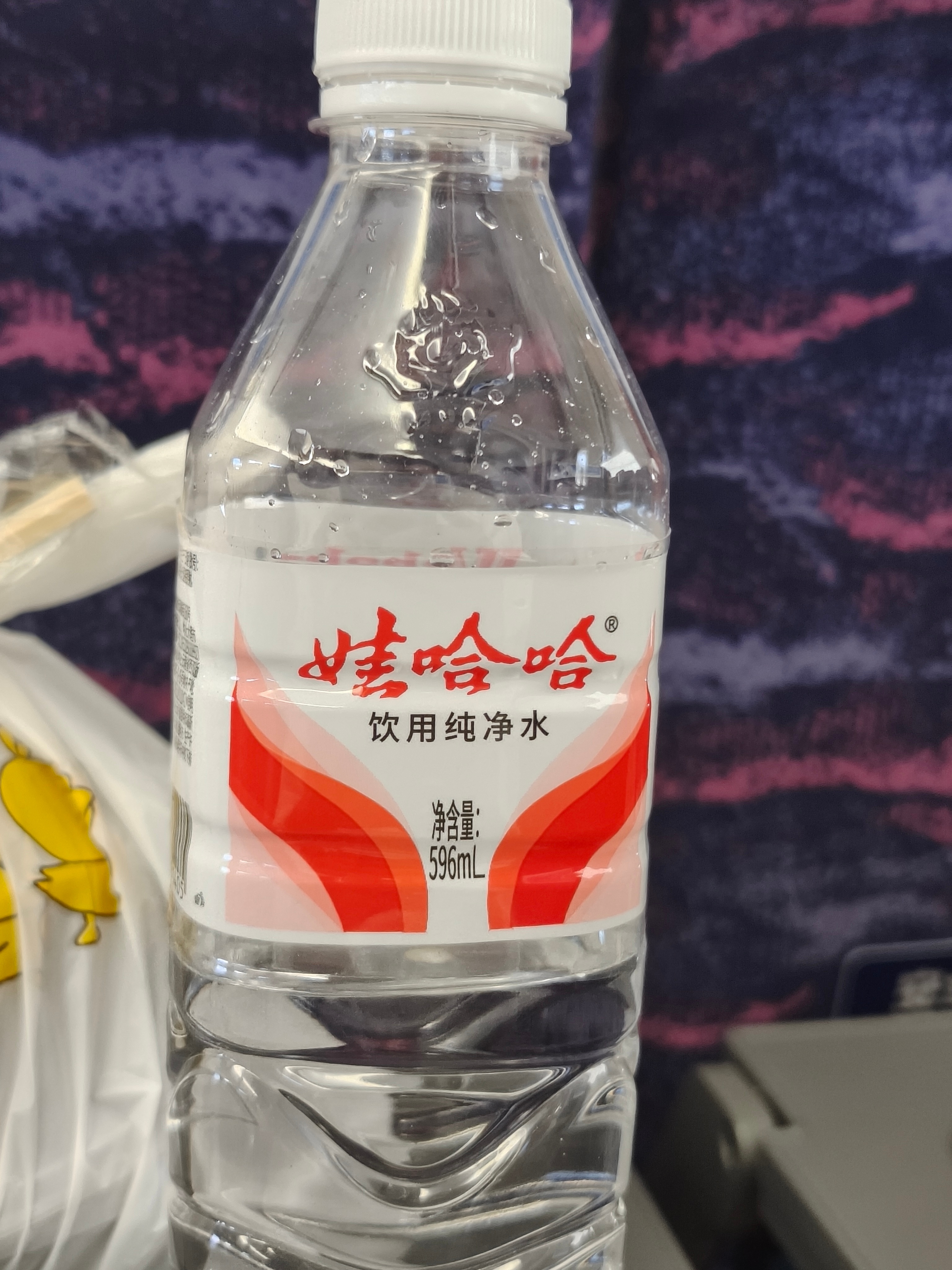 冷知识：农夫山泉的水 口感最难喝怡宝的水其次口感最佳的是 景田其次是娃哈哈我在外