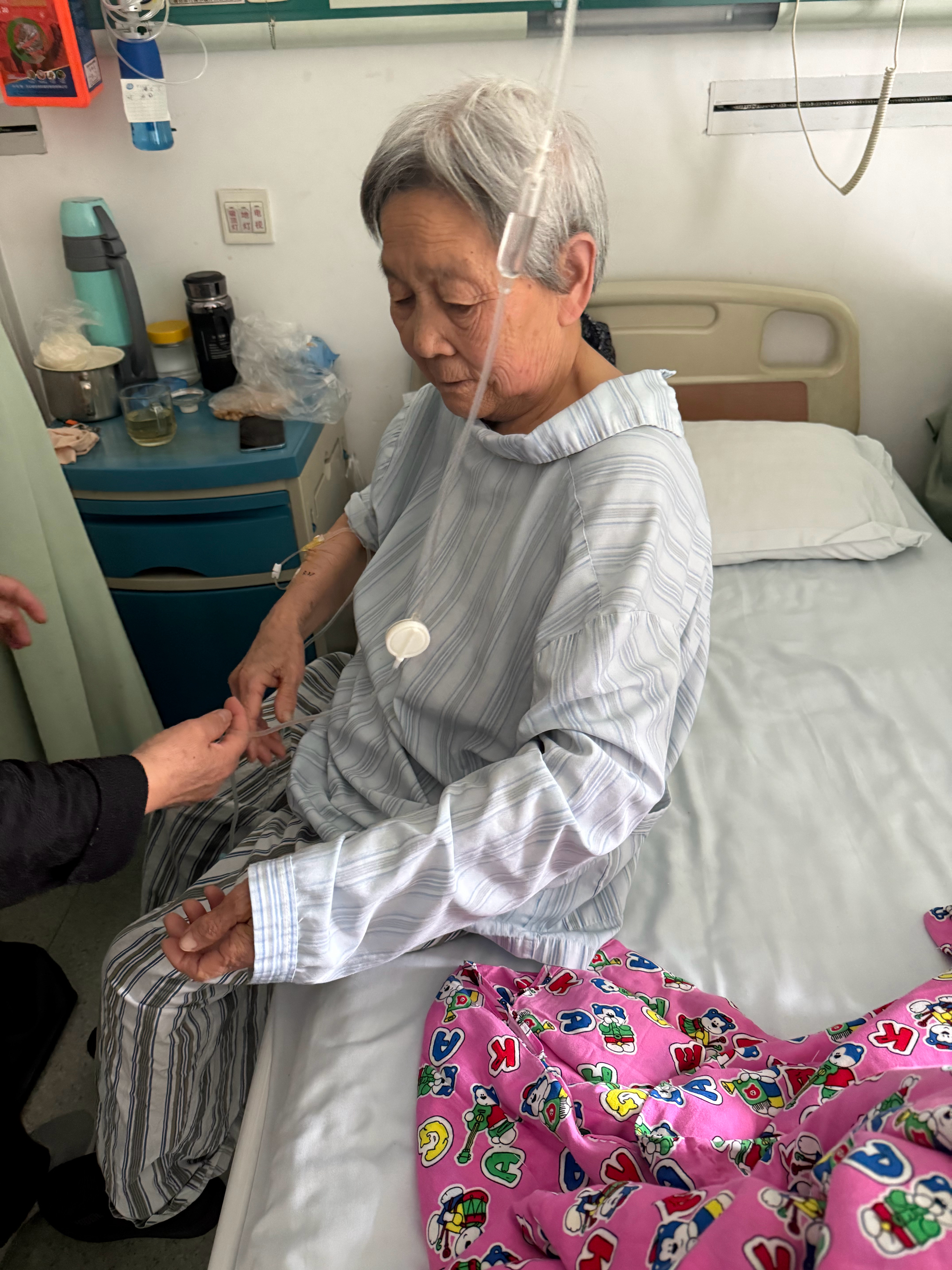 最近回山东陪我奶做个手术微博都没怎么发，给大家看一下我奶丑照吧反正她不玩微博