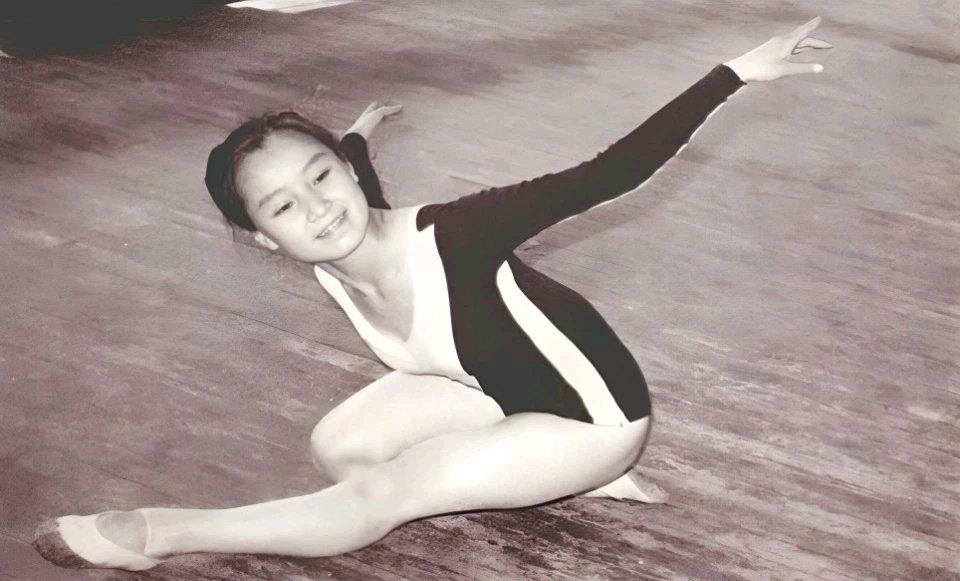 说的就是斯琴格日乐。她对音乐的热爱那叫一个纯粹，最初被音乐节奏点燃热情后，自学贝