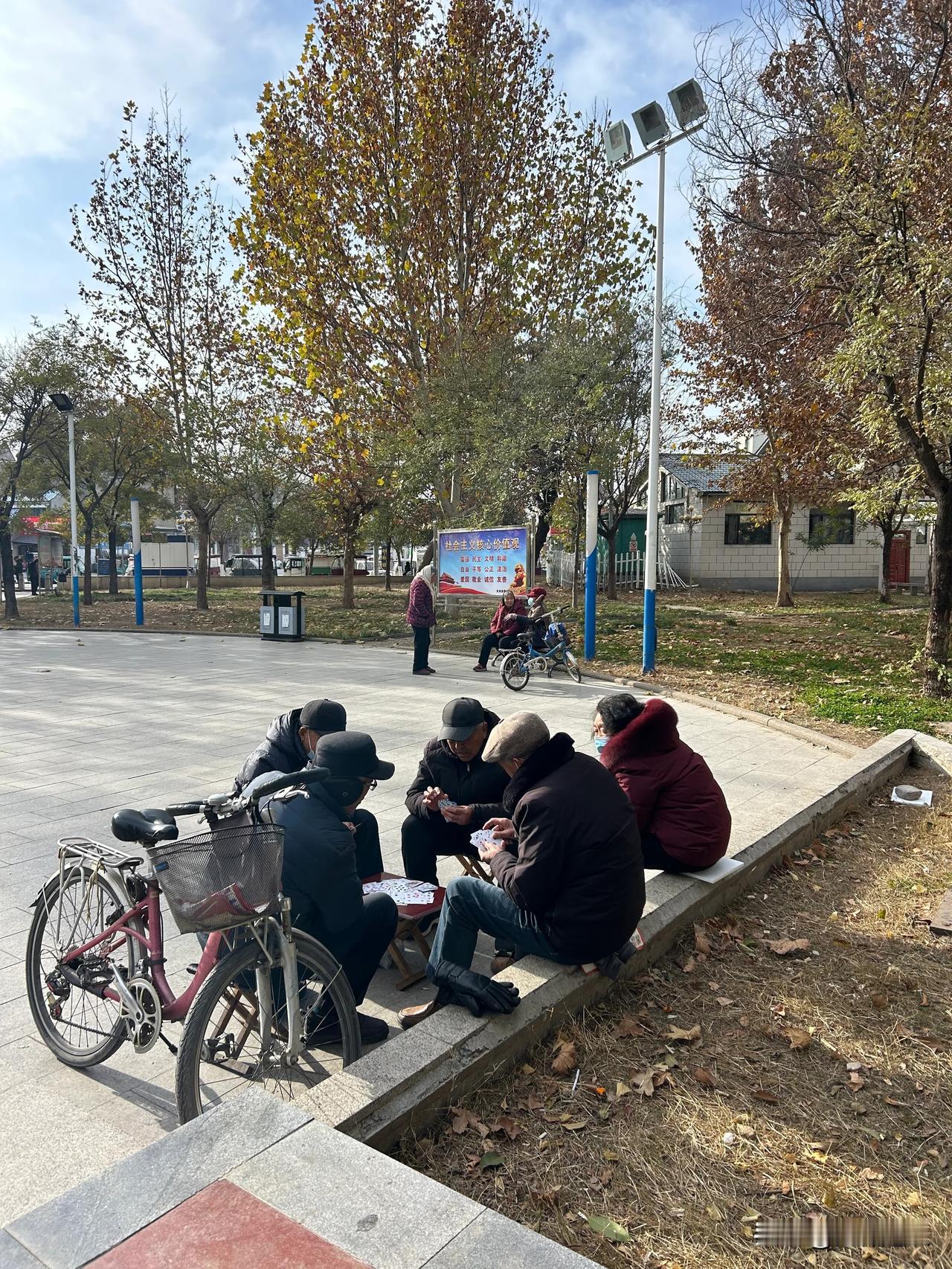 一个小县城的冬日生活：

1、老人聚在一起，打打牌，唠唠嗑，自得其乐晒太阳。
2