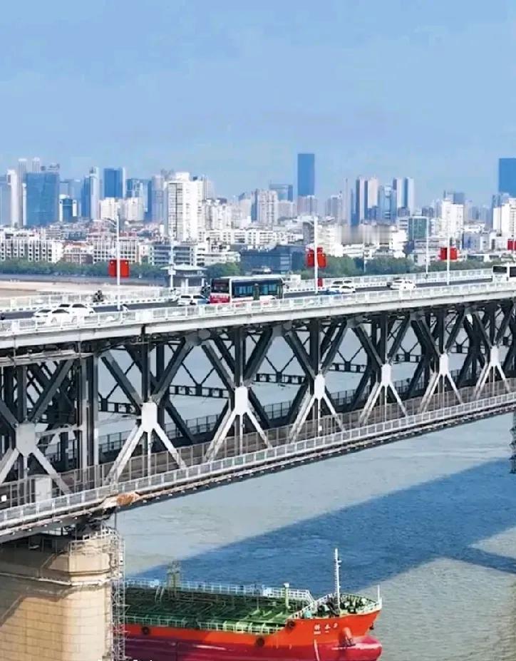 在金秋十月，我们迎来了武汉长江大桥通车的纪念日，这座被誉为“万里长江第一桥”的建