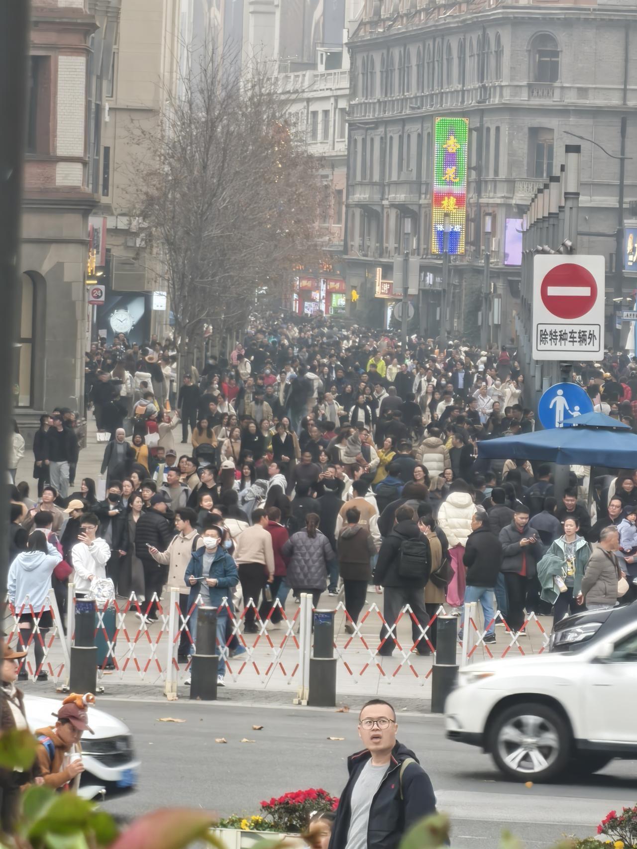 黄浦江外滩游人如织。中午我爸打完了点滴，吃过了午饭。
我和老公决定出去走走。
