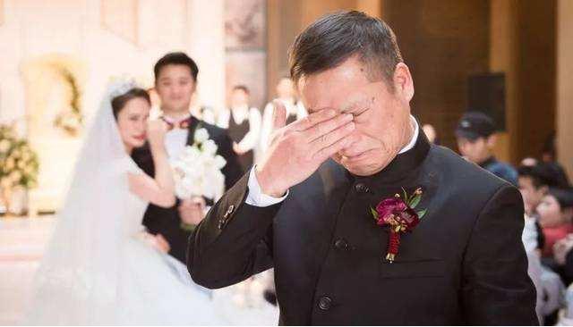 继父养了我18年，在我结婚当天，他坐在角落里，而我的亲生父亲和公婆坐在正席。当我
