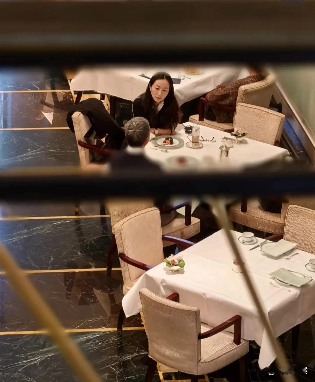 演员韩雪现身上海半岛酒店与人聚餐，穿着一件黑色的小西装，长发披肩，额头光洁饱满，