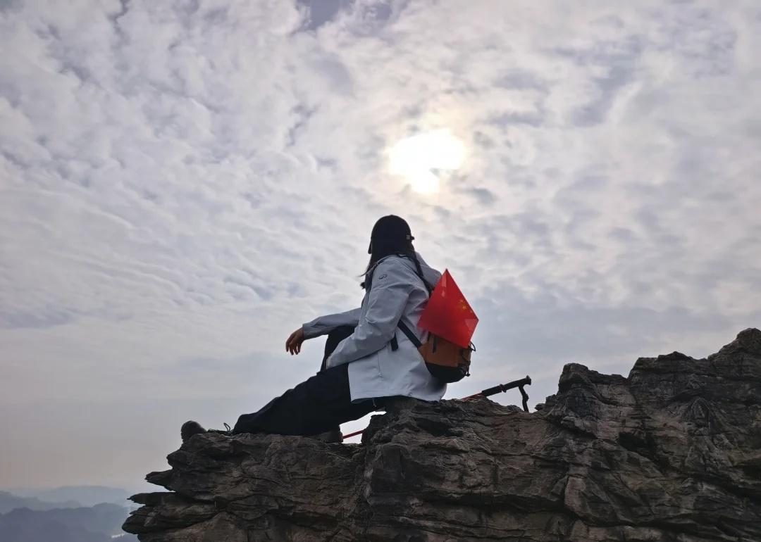 湘西吉首周边爬山 鳄鱼山
导航:树耳村
时间:乾州开车过去25分钟，爬山半小时左