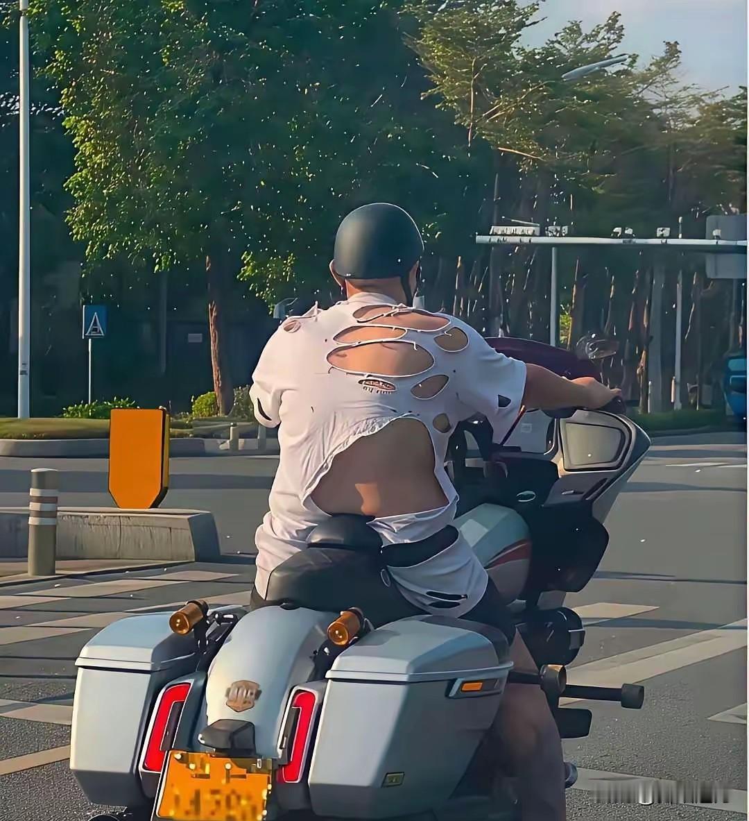 看他绝对是富二代或暴发户。自信潇洒，霸气侧漏，脚踏贵族雅马哈，腰缠万贵爱马仕黑色
