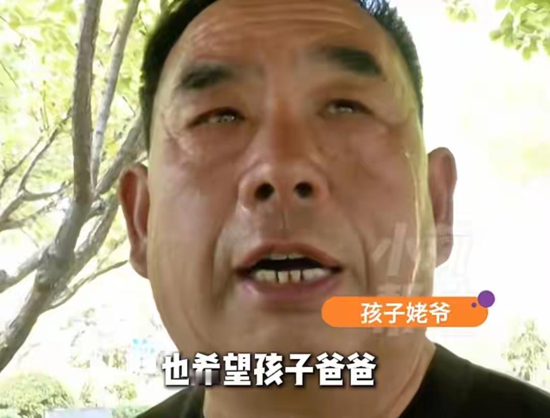 手机屏幕亮起来的时候，小雅正挺着七个月的孕肚，坐在沙发上保胎。她的腿上放着孕妇枕