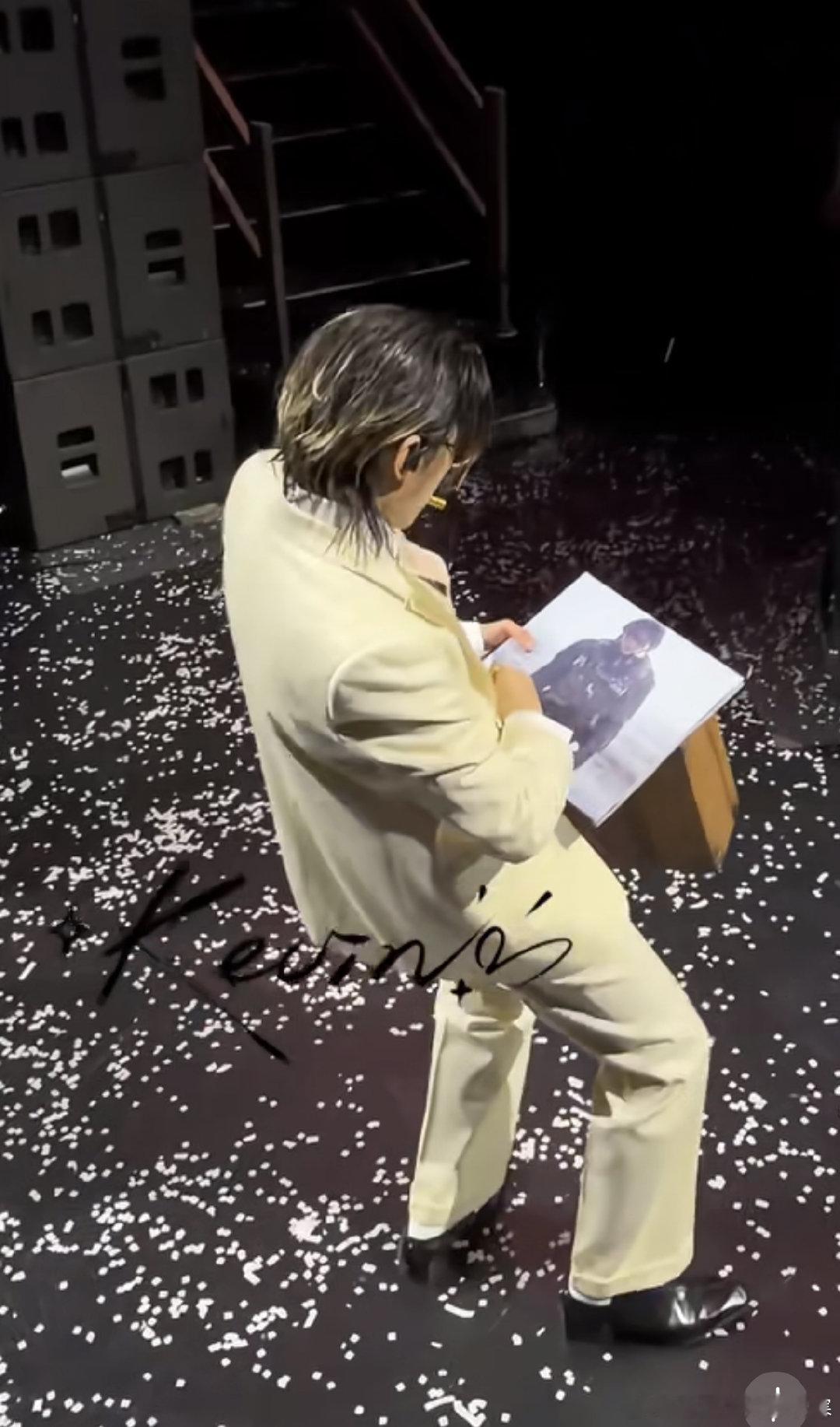 蔡徐坤给粉丝签了黑胶唱片主动接过黑胶签名，蔡徐坤真的好好蔡徐坤签了粉丝黑胶好暖心