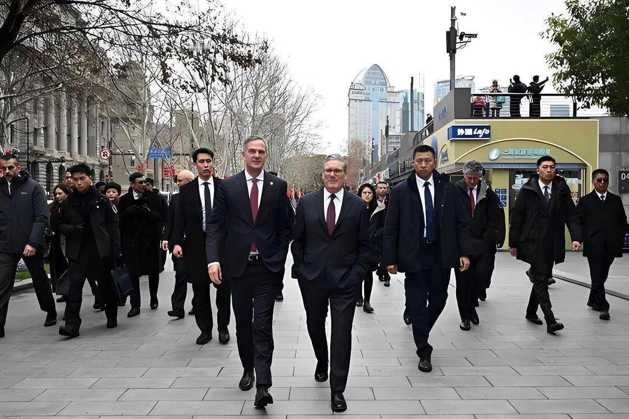 斯塔默出尔反尔，令人失望。

当初英国首相斯塔默来的时候，是低声下气，寻求合作，