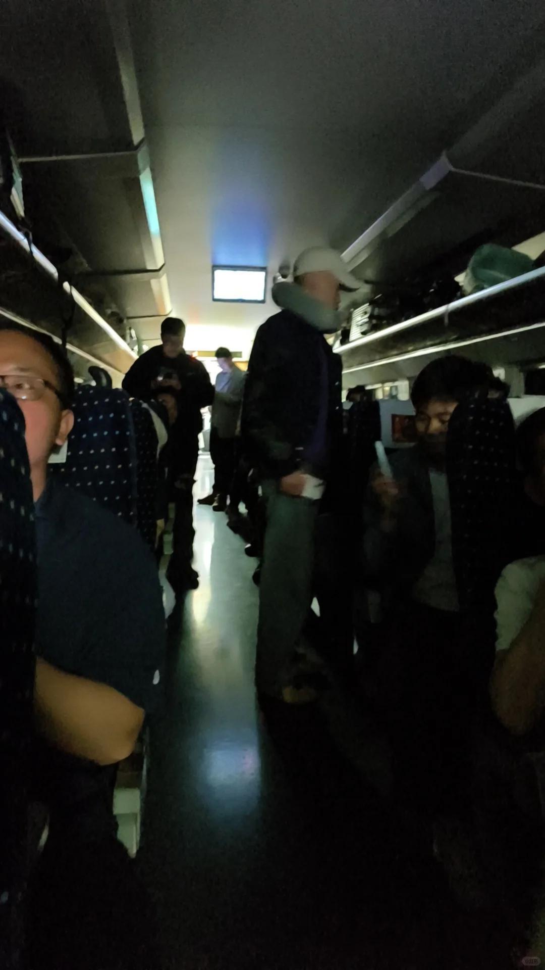 D3665次列车停电被困隧道3小时，乘客称小孩热哭了但不让砸