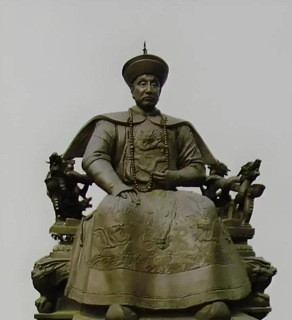 这位慈眉善目，长寿相的老人出身于清宫御医世家。1916年出生的他如今已110岁。