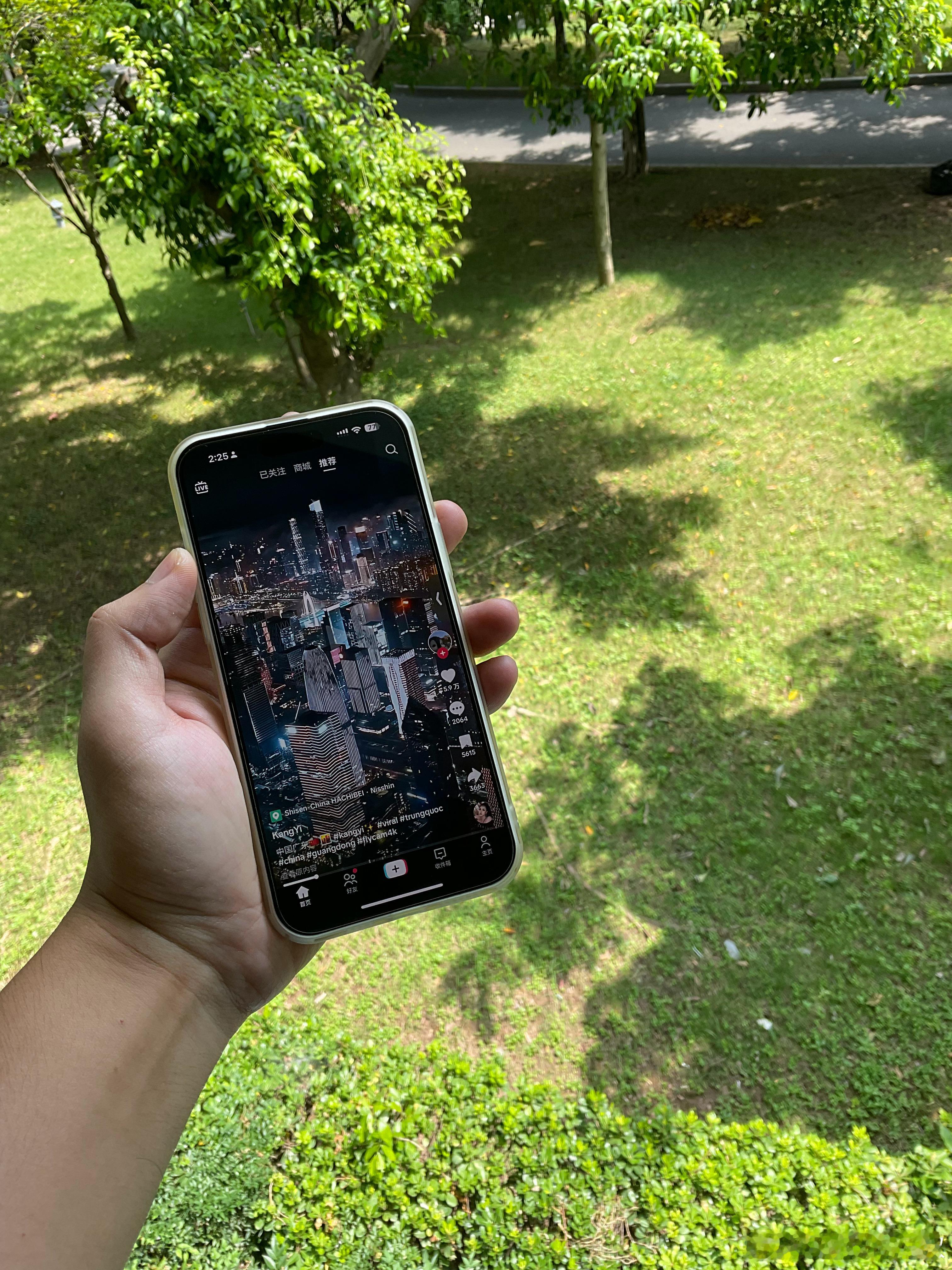 很多人在问iPhone如何上TK，其实去年苹果已经取消了iPhone对SIM卡的