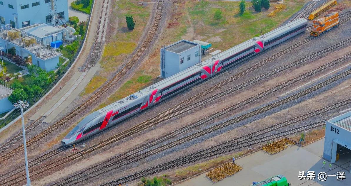 全国仅此一列的CR400AF-S-0001双层实验车停在四方厂内，由于种种原因，
