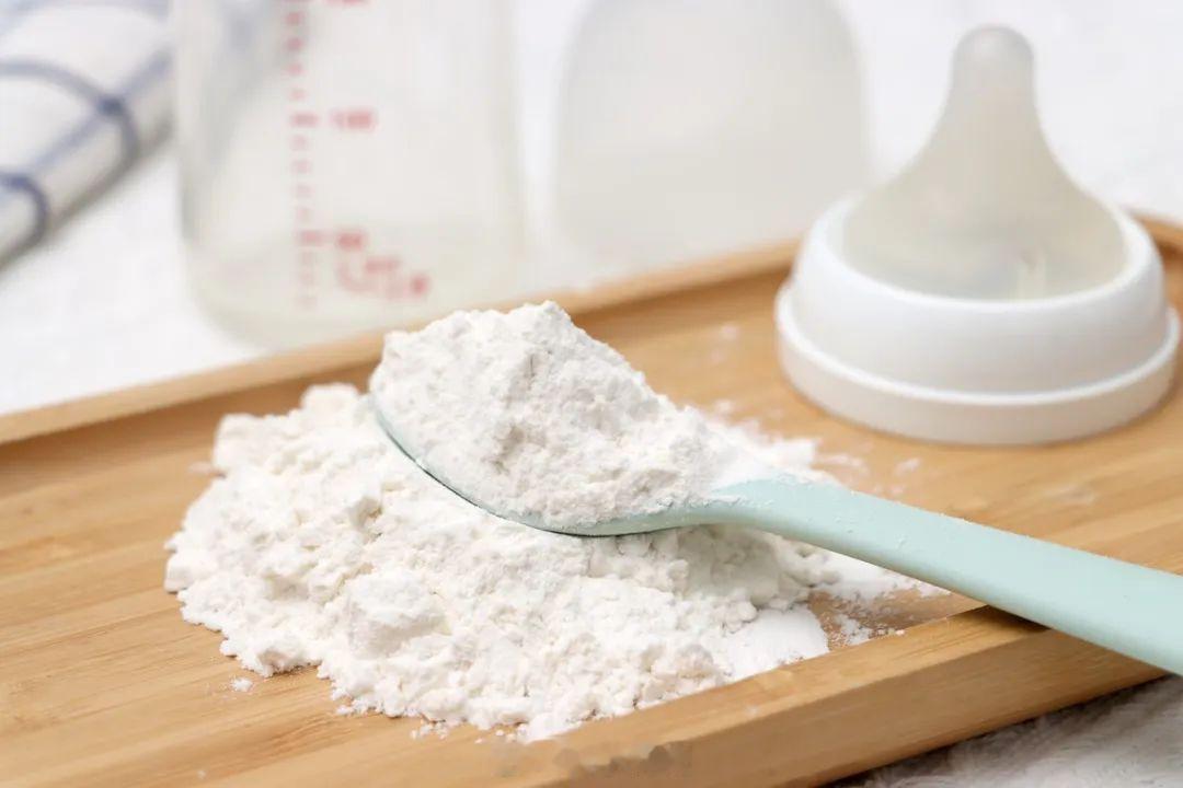 微博辟谣 【宝宝不长个，营养不够，奶粉冲的浓一些？】先说答案：这种说法毫无科学道