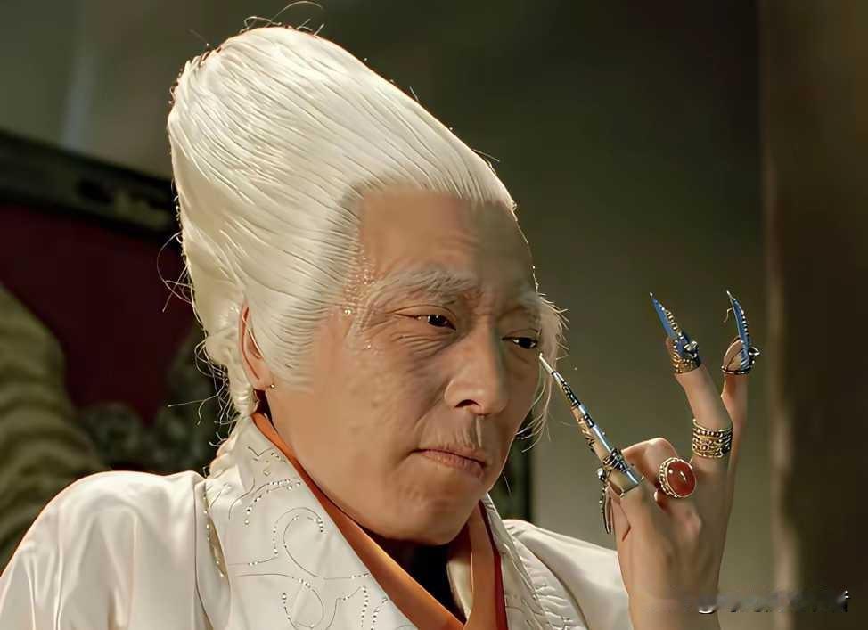 倪大红这发型也太大胆了，真的好像“天津大姨”，倪大红也是大器晚成，年轻时候名气不