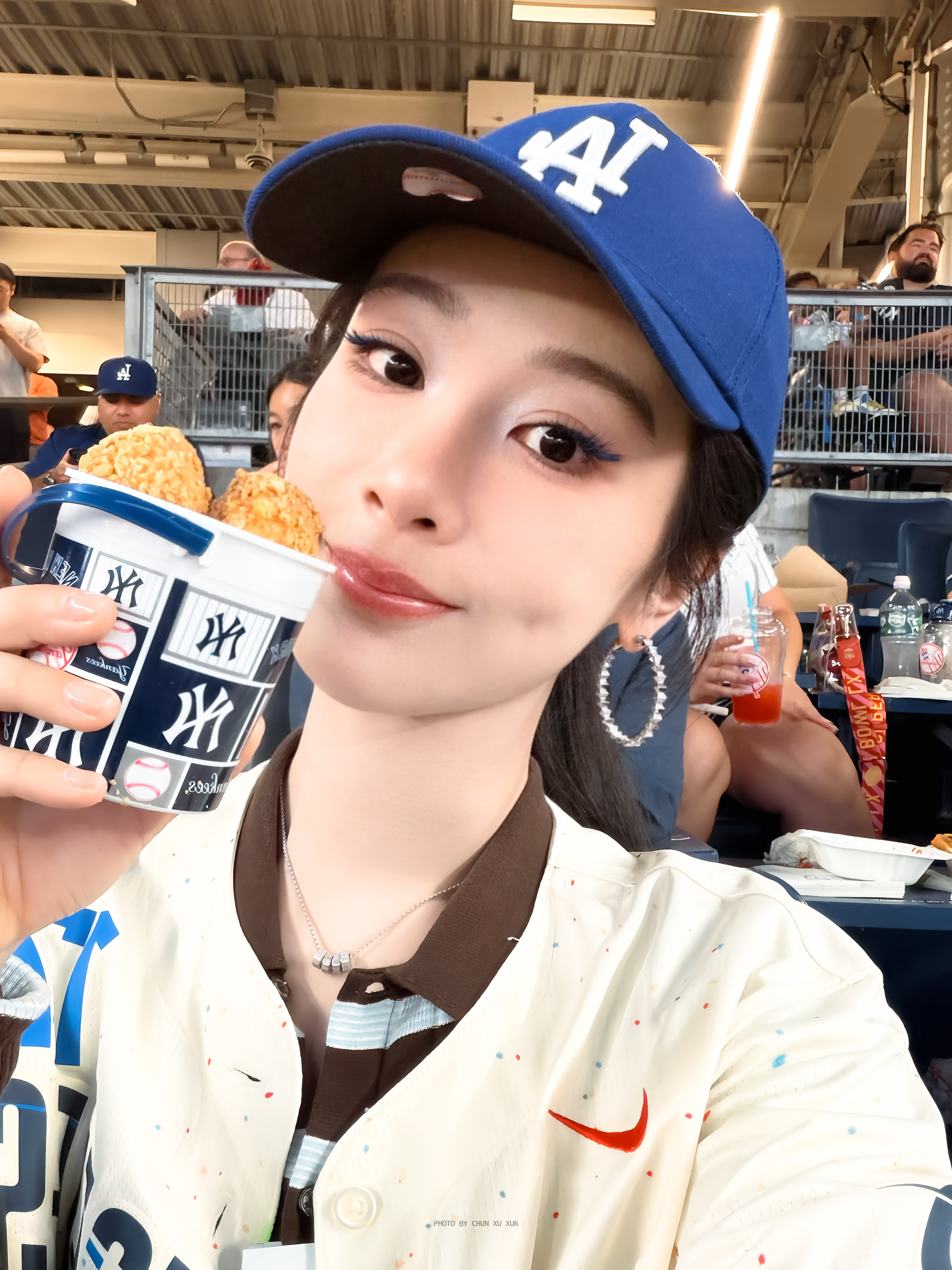 “仍然有开在泥泞里温柔的花，有明晃晃的夏天 我喜欢这个世界 但更喜欢你”不管我去