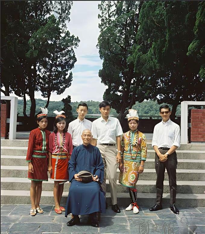 台湾的蒋介石老年之后，把手中权利逐步交给儿子蒋经国管理政务。

蒋介石喜欢出游欣