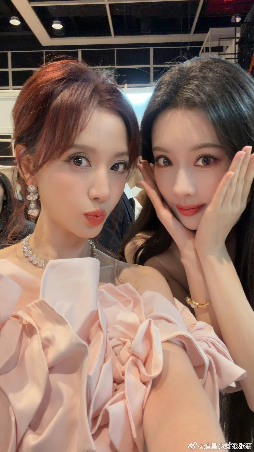 张萌孟子义后台合照张萌孟子义自拍张萌孟子义后台合照，两位美女贴贴太养眼了。 