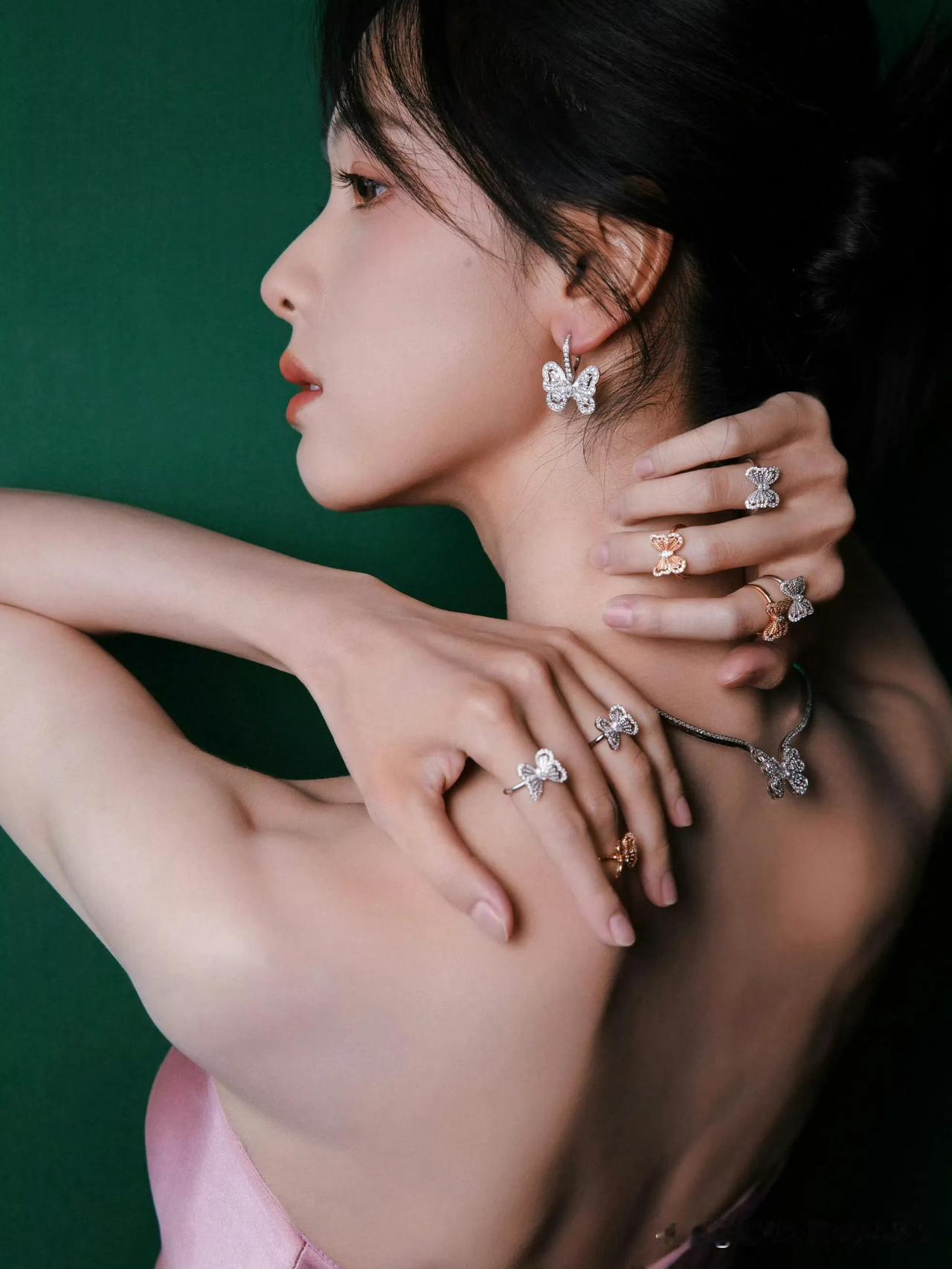 陈都灵这装饰有点多呀！