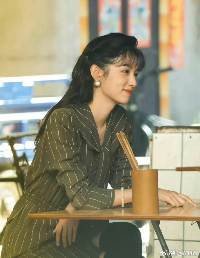 周也 毛利兰 越对比越上头✨！周也的复古扮相清新有气质，不管是神态还是整体感觉，