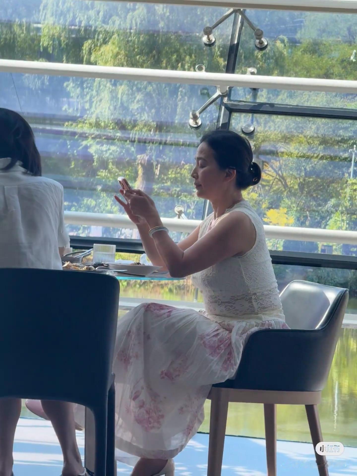 小伙伴遇到刘亦菲妈妈，这个气质也太绝了[捂嘴哭] ​​​