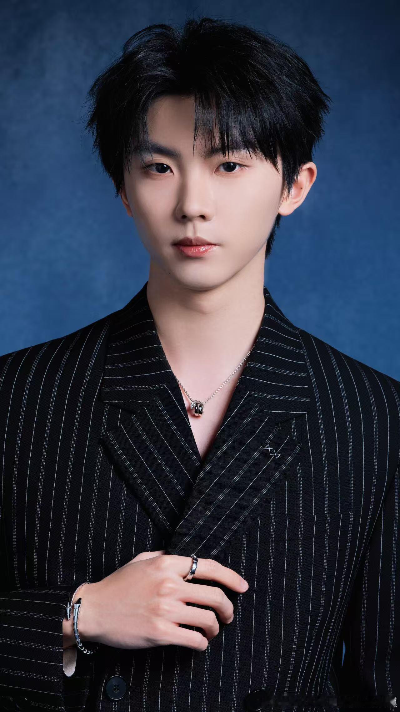 马嘉祺一千一万朵上线 马嘉祺的歌声自带氛围感，《一千一万朵》一上线就惊艳，不管是