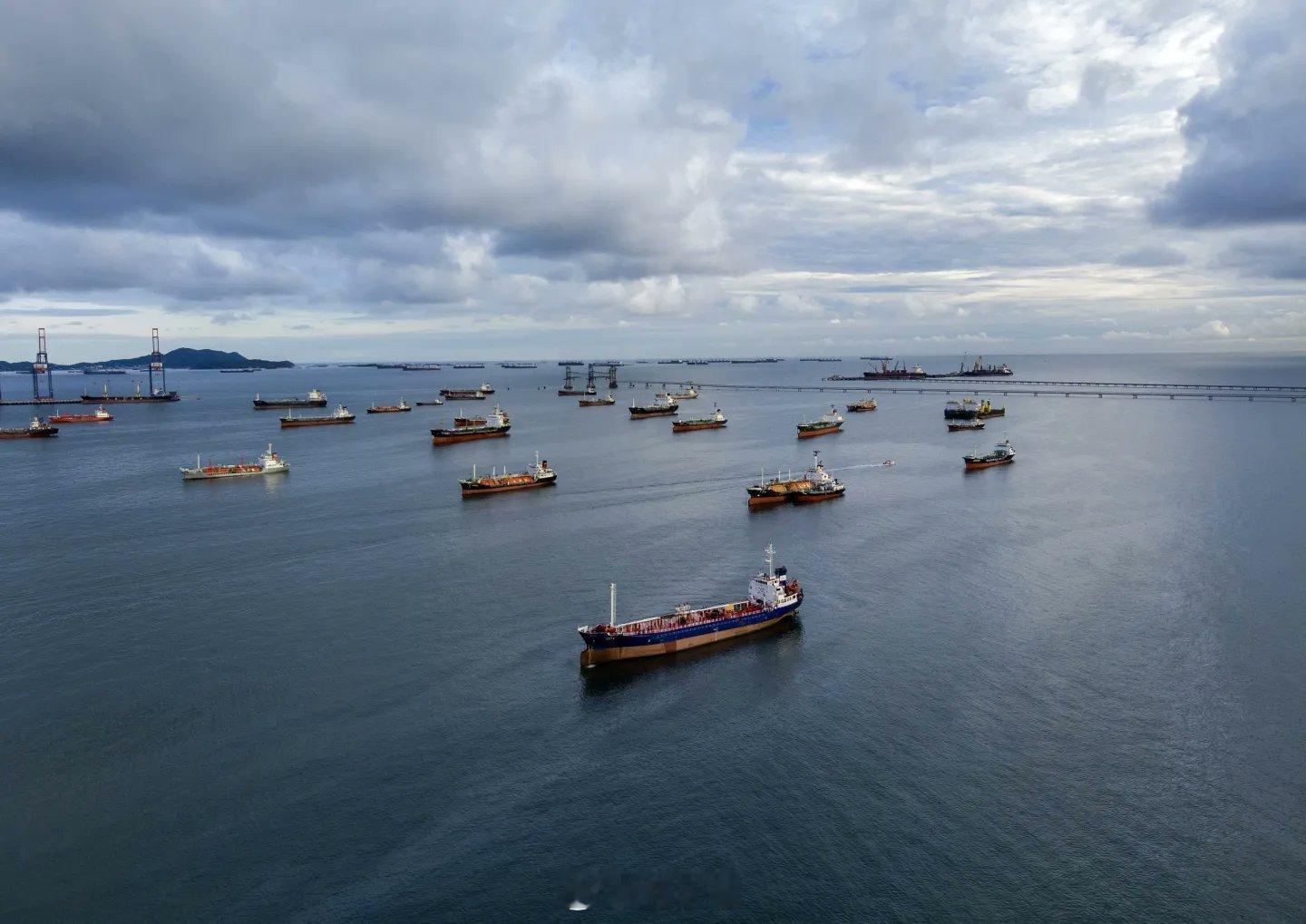 突发新闻：联合国海事机构敦促呼吁对霍尔木兹海峡滞留的约20,000名海员及200