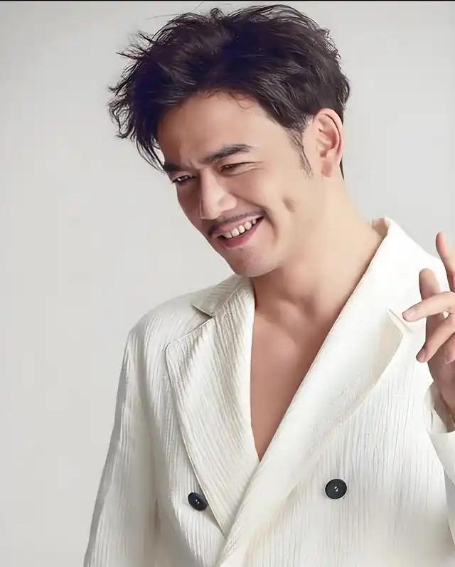 杨烁当年凭《欢乐颂》“小包总”火遍全国，本是手握一手好牌。可后来出“限薪令”，他