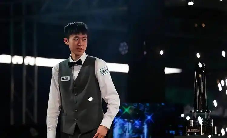 斯诺克英锦赛
资格赛第二天中国球员11人出战!
23日17:30，资格赛第一轮(