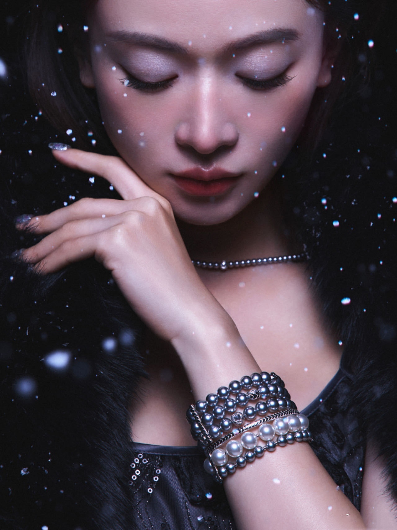 吴谨言“听雪美人”：清冷酷美，美背吸睛。吴谨言