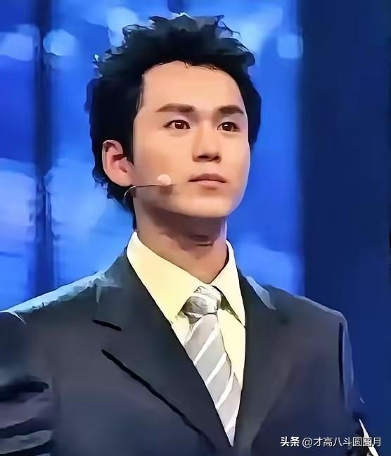 王家卫这个人

完全不经扒

因为一扒你就会发现，艺术大师的滤镜后面，藏着对基层