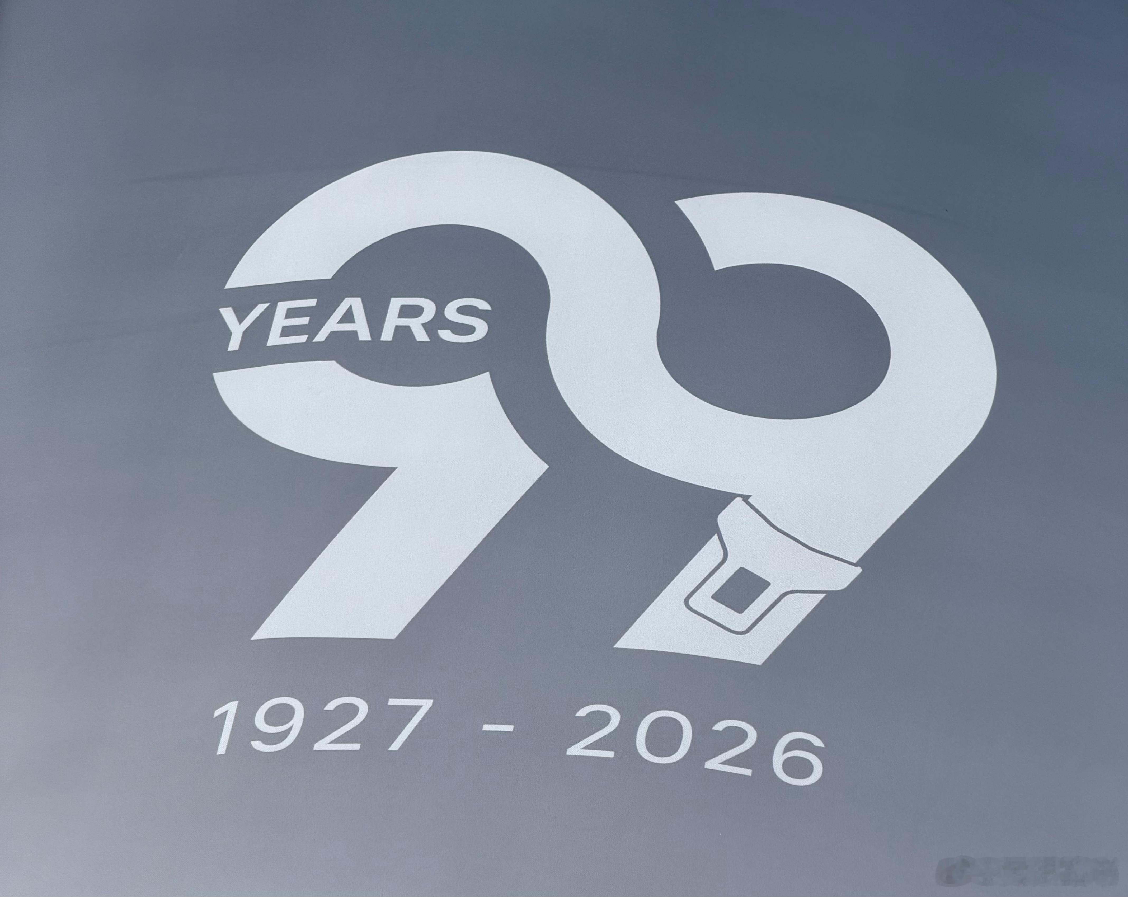 沃尔沃汽车99周年 不愧是汽车安全带的发明者，99周年庆logo设计也有小彩蛋 