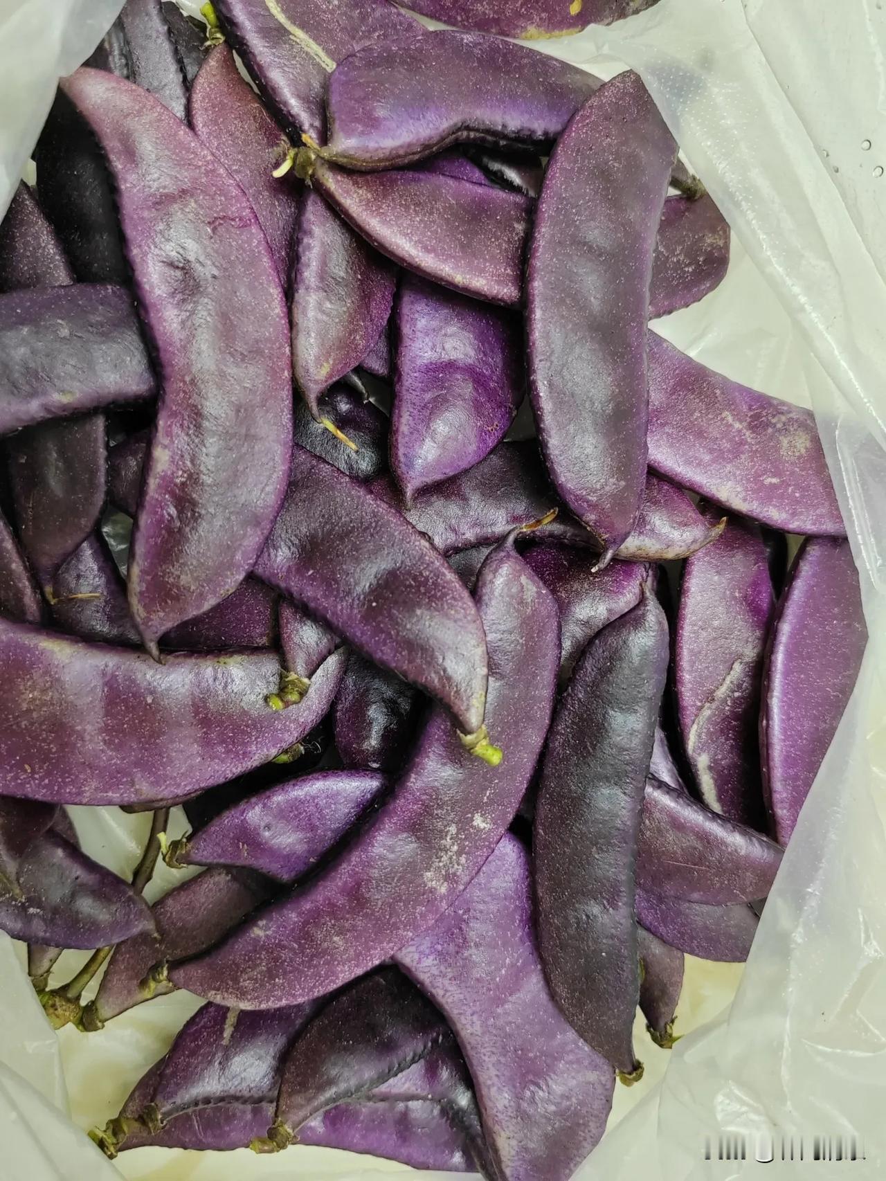 今天出去买菜，看一老太太在卖这种菜，看着颜色很鲜艳，厚厚的，肉比较多，3元一斤，