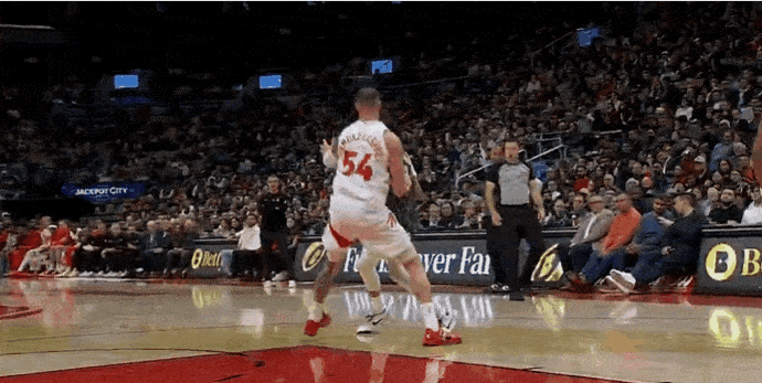 瞎子联盟？字母哥这都不吹犯规？
在今天NAB常规赛雄鹿对阵猛龙的第二节比赛中，字