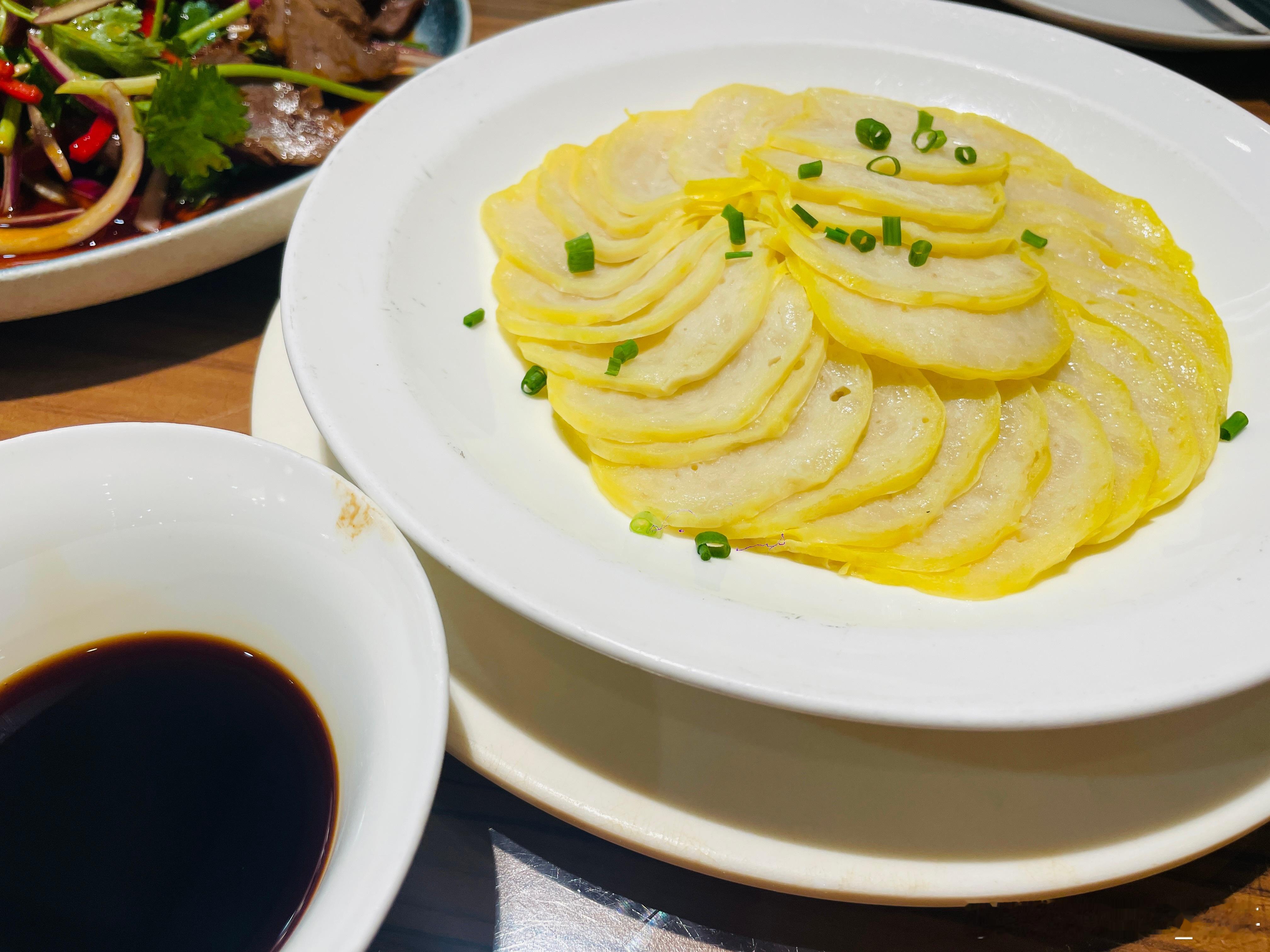 每日一餐分享这盘看似平平无奇的“蟠龙菜”里藏着一段‘帝王命’的玄机。当年明武宗驾