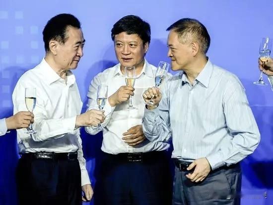 一晃快十年了！
不禁想到中国房地产行业，乃至中国企业发展史上，这两个著名的敬酒场