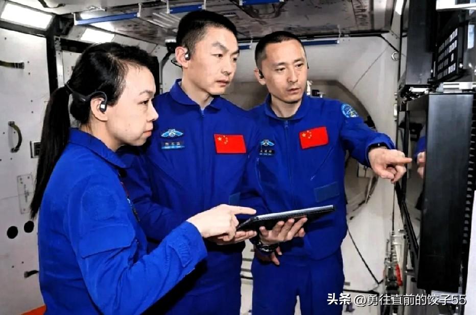 神舟二十三号上，黎家盈随手拨弄那支悬浮笔的瞬间，真把我给看动容了。

一个在湾仔