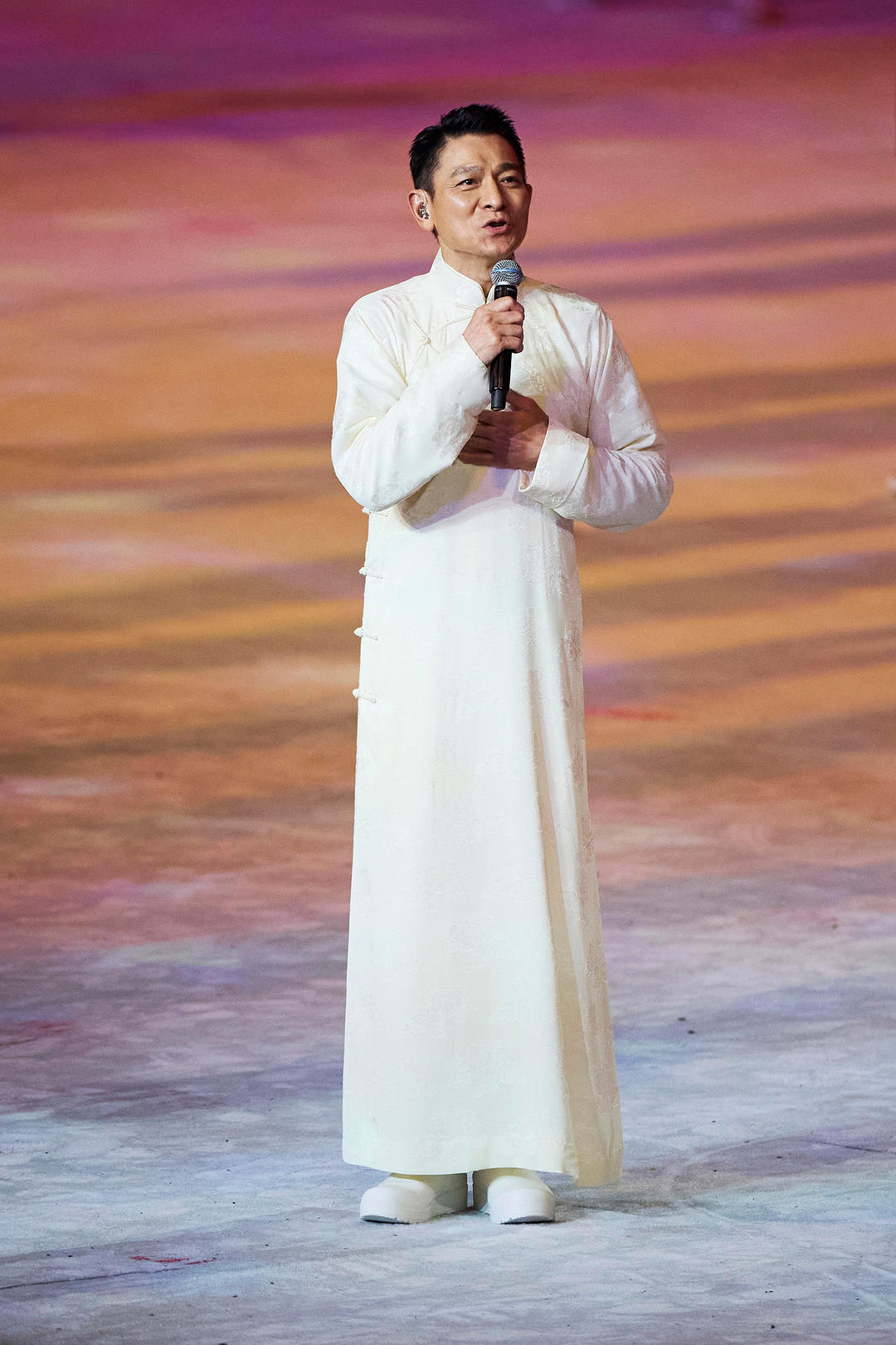 【#向太谈刘德华疯狂粉丝#】#刘德华疯狂粉丝致朱丽蒨躲车里# 近日，向太陈岚在个