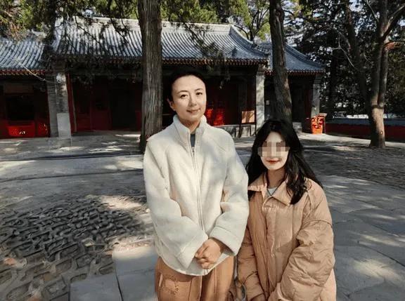杨童舒曾经很火的一位女演员，身材高挑，气质出众，而且长得很漂亮。

杨童舒长相很
