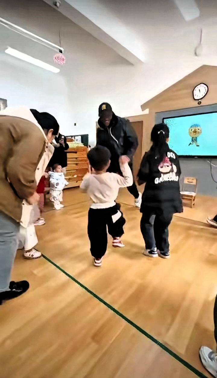 黑人外教进幼儿园是一个令人匪夷所思的问题，如果说园长很坏请黑人外教忽悠人，那家长