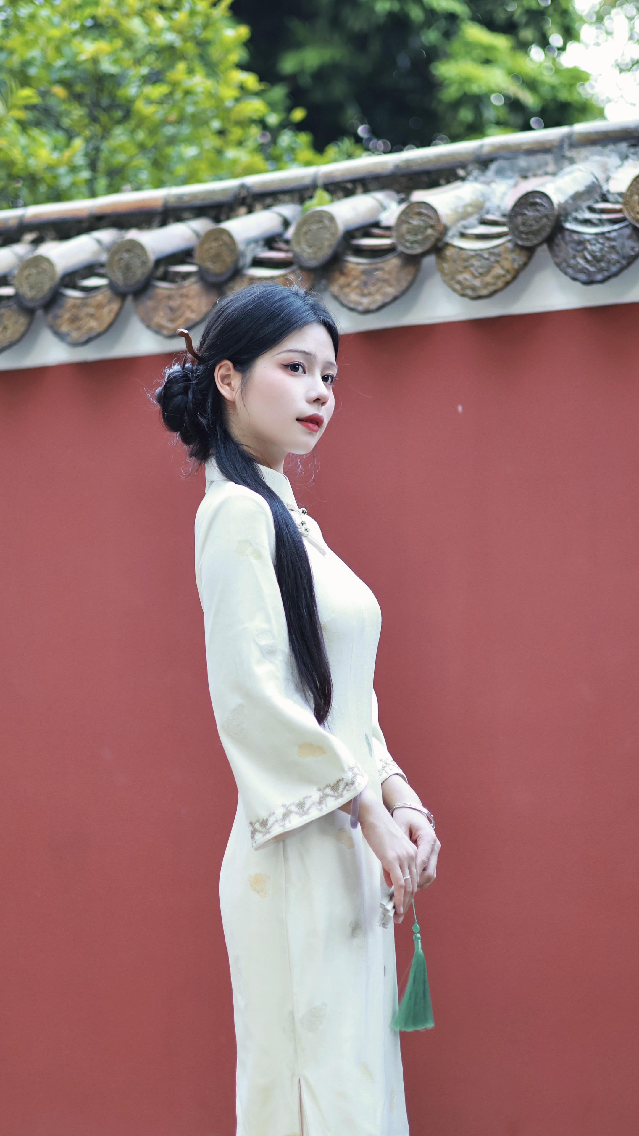 云海尘清，山河影满，桂冷吹香雪。