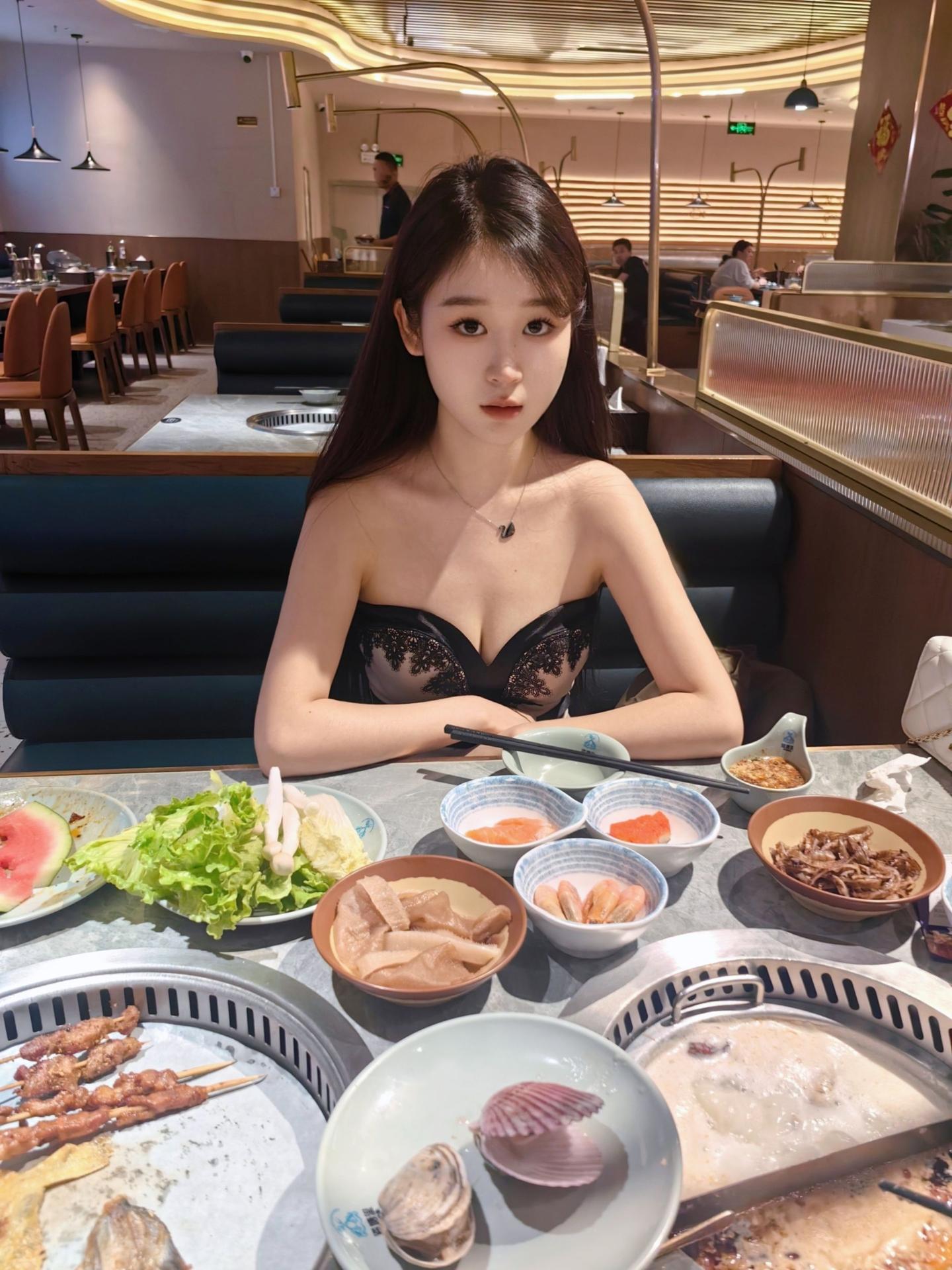 准备跳楼 结果跳转到了淘宝买了两件预售半年的衣服 这下日子又有盼头了