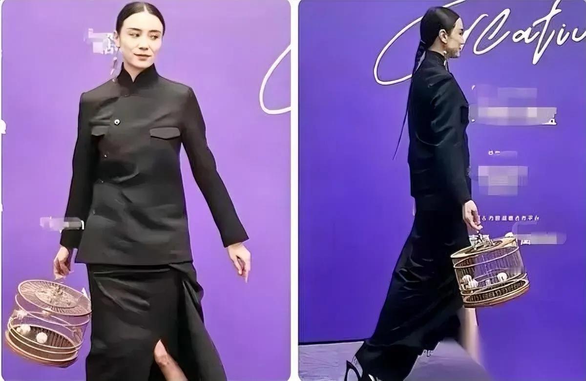 这辫子，我愣住。

宋佳拎鸟笼上街。

大清早亡，她却把“金钱鼠尾”焊在头顶，像